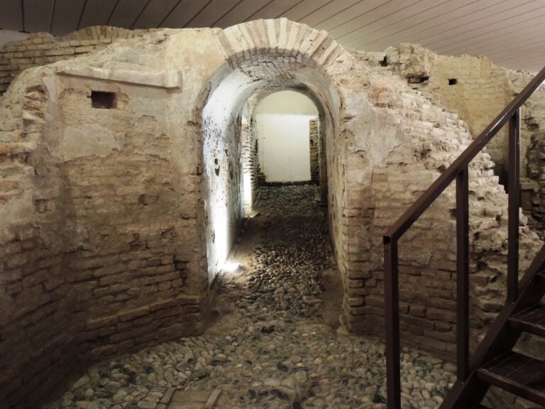 6 area archeologica ingresso delle ampie gallerie che passando sotto il fossato collegavano la polveriera alla Cittadella 1200x900 Nuova area archeologica (sotto terra) in centro a Torino. Verso il Polo museale della Cittadella