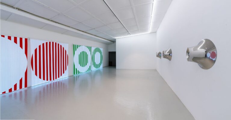 A sinistra Daniel Buren, a destra Anish Kapoor. Courtesy Galleria Continua