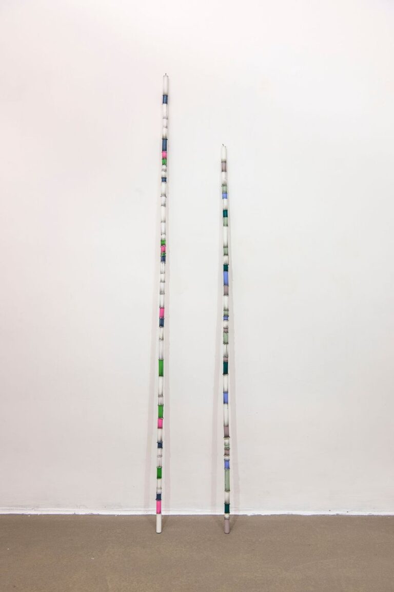 Alicja Kwade, Candle Column (Alicja Gregor), 2017. Fondazione Giuliani, Roma 2018. Courtesy the artist. Photo di Giorgio Benni