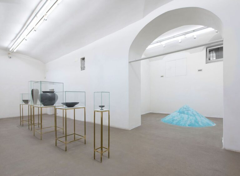 Alicja Kwade, Materia, per ora (Ein Hocker ist ein Bild), 2017. Installation view at Fondazione Giuliani, Roma 2018. Photo di Giorgio Benni