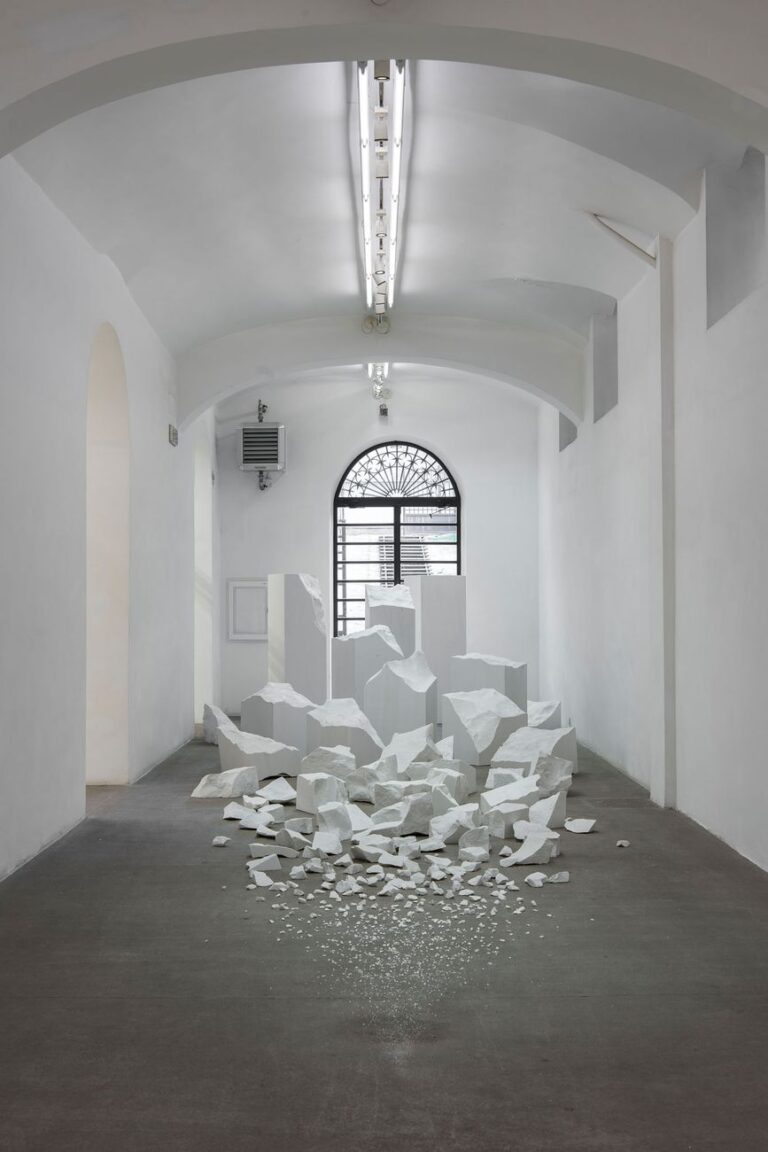 Alicja Kwade, Materia, per ora (Ein Hocker ist ein Bild), 2017. Installation view at Fondazione Giuliani, Roma 2018. Photo di Giorgio Benni