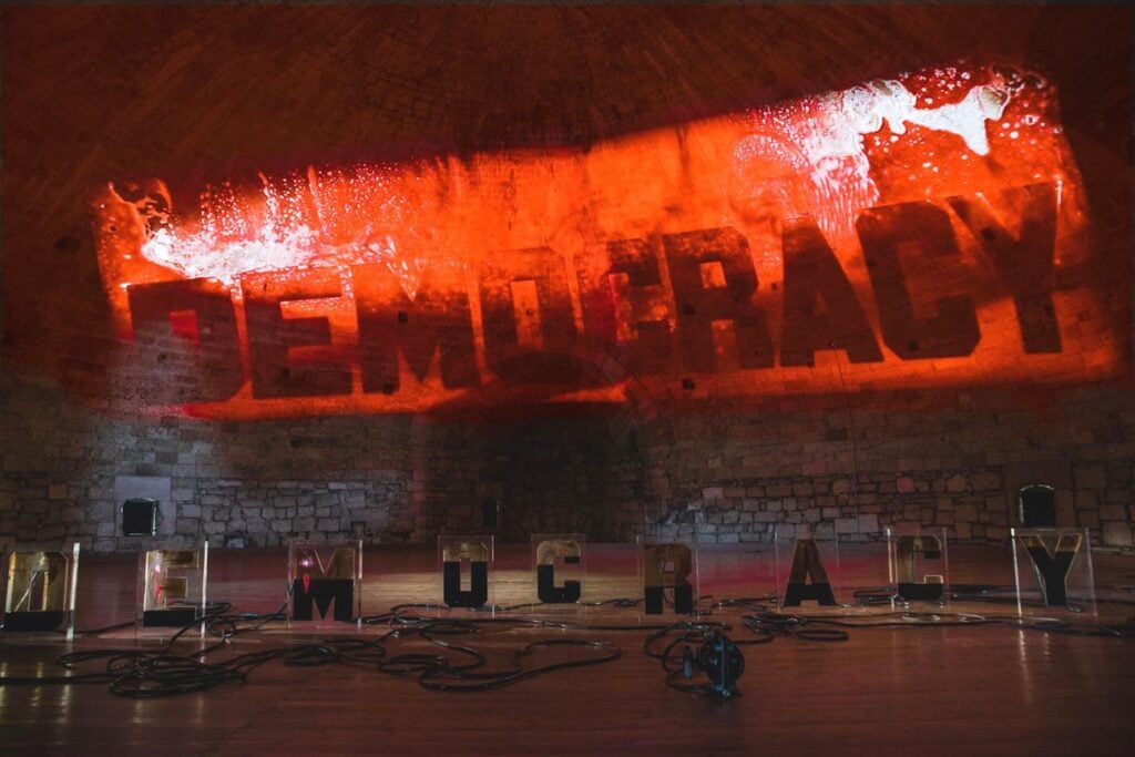 Andrei Molodkin, Victory of Democracy, 2018. Photo Gleb Kosorukov. Courtesy Andrei Molodkin a_political, London, Galleria Pack, Milano. Installation view at Castello di Barletta, 2018