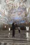 Bill Armstrong mentre lavora in Cappella Sistina. Foto Alessandro Prinzivalle © Governatorato SCV – Direzione dei Musei