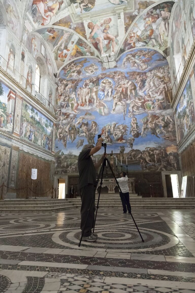 Bill Armstrong mentre lavora in Cappella Sistina. Foto Alessandro Prinzivalle © Governatorato SCV – Direzione dei Musei