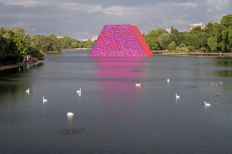 Christo and Jeanne Claude The London Mastaba Serpentine Lake Hyde Park 2016 18 Photo Wolfgang Volz © 2018 Christo 1200x800 Christo sul lago di Hyde Park. A Londra la sua prima grande opera pubblica in UK. Le immagini