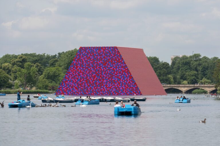 Christo and Jeanne Claude The London Mastaba Serpentine Lake Hyde Park 2016 18 Photo Wolfgang Volz © 2018 Christo 3 1200x800 Christo sul lago di Hyde Park. A Londra la sua prima grande opera pubblica in UK. Le immagini