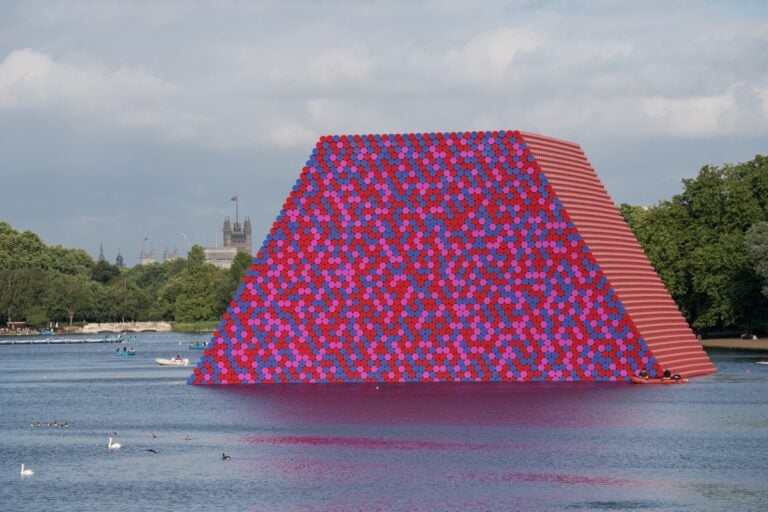 Christo and Jeanne Claude The London Mastaba Serpentine Lake Hyde Park 2016 18 Photo Wolfgang Volz © 2018 Christo 6 1200x800 Christo sul lago di Hyde Park. A Londra la sua prima grande opera pubblica in UK. Le immagini