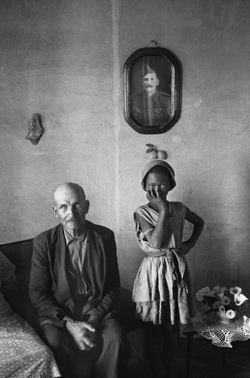 David Goldblatt, A plot holder with the daughter of a servant, Wheatlands, Randfontein, September 1962
