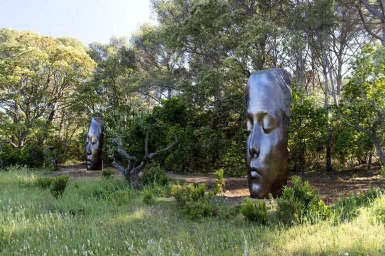 Fondation Carmignac. Jaume Plensa, Les trois Alchimistes, 2018 © Fondation Carmignac. Photo Marc Domage