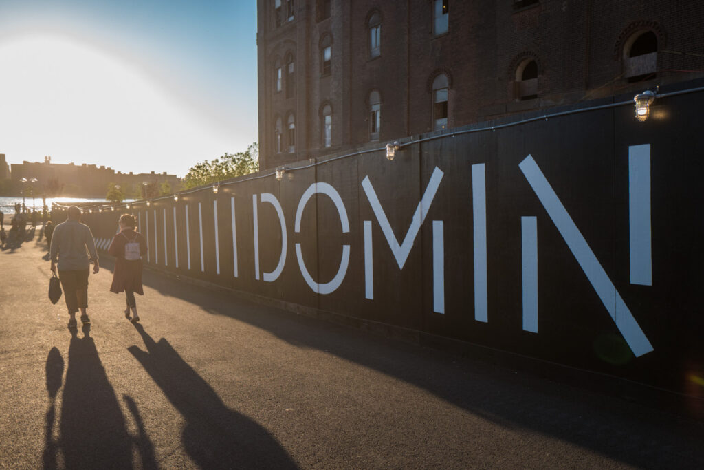 Apre Domino Park. Le immagini dal Ponte di Willamsburg