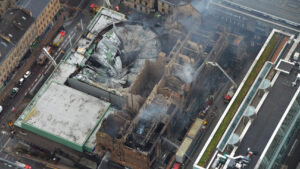 Un drone ha ripreso la Glasgow School of Art, incendiata per la seconda volta