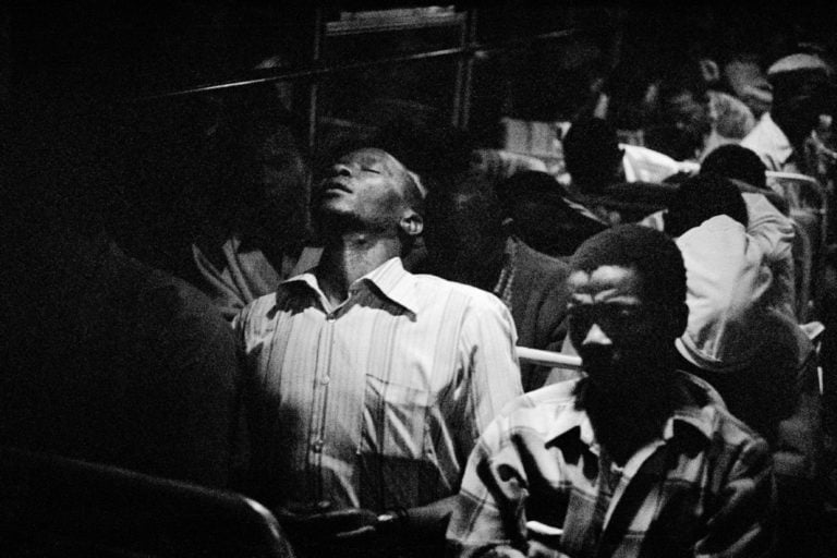 Going home. Marabastad Waterval route for most of the people in this bus the cycle will start again tomorrow at between 2 and 3 am. 1984. David Goldblatt Goodman Gallery Morto David Goldblatt, il fotografo che raccontò l’Apartheid. Un ricordo