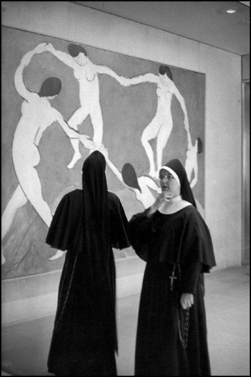 Henri Cartier-Bresson, “The dance” by Henri Matisse, Museum of Modern Art, New York, USA, 1965 © Henri Cartier-Bresson _ Magnum Photos