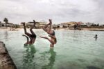 Isabella Balena, Un profugo somalo ed uno siriano sopravvissuti al naufragio del 3 ottobre fanno il bagno in una spiaggia, 2013