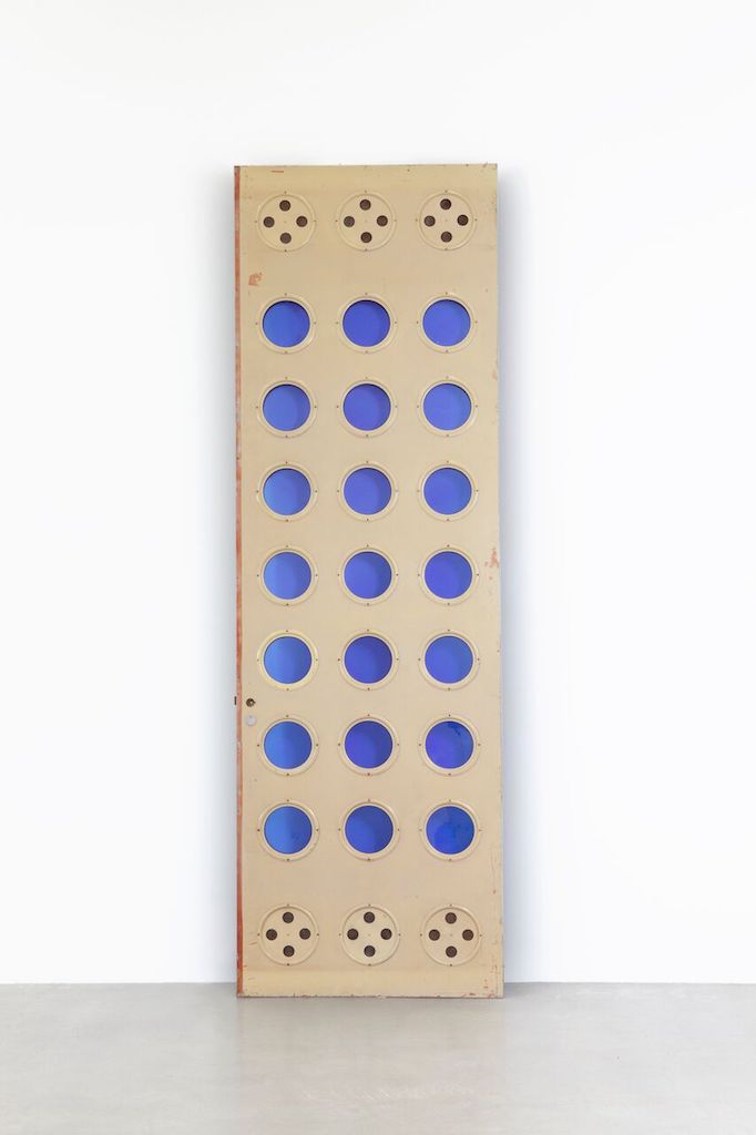JP1105 Panneaux hublots bleus face copie preview Apre la fiera Design Miami nell’artweek di Art Basel 2018. Tutte le anticipazioni