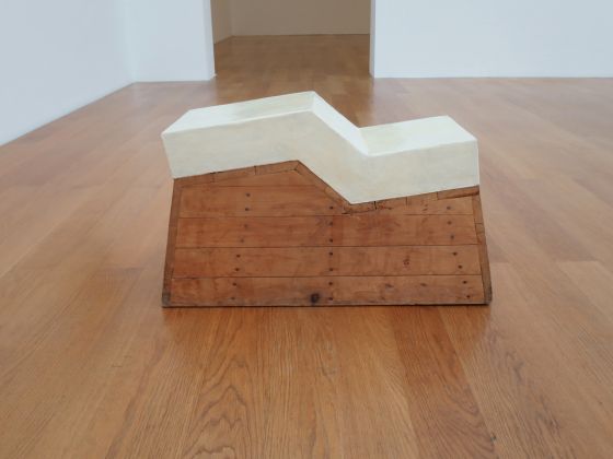 Gary Kuehn, Pedestal Piece, 1968, legno, fibra di vetro 44 x 74 x 30 cm. Collezione Sébastien de Ganay. Foto: Cindy Hinant, New York