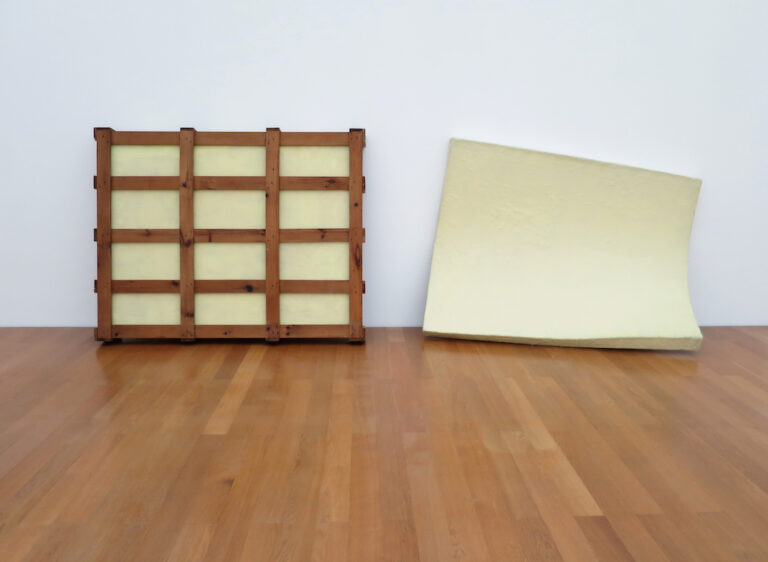 Gary Kuehn, Untitled, 1969, fibra di vetro, legno 168 x 488 x 50 cm. Courtesy Häusler Contemporary München | Zürich. Foto: Cindy Hinant, New York