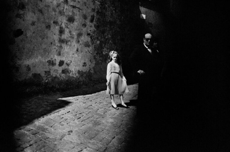 Letizia Battaglia, La bambina e il buio, Baucina, 1980