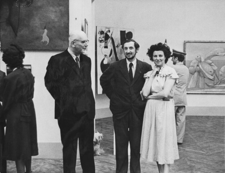 Lionello Venturi, Carlo Scarpa e Peggy Guggenheim al padiglione greco, XXIV Biennale di Venezia, 1948. Courtesy of the Solomon R. Guggenheim Museum Archives, New York