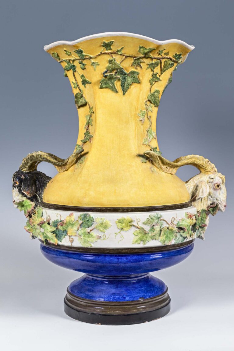 Filippo Palizzi (inv.) Giuseppe Pettinati (dip.) Vaso con anse a testa di ariete, 1884 Maiolica, 60 x 24 cm.Mai - Museo Artistico Industriale di Napoli