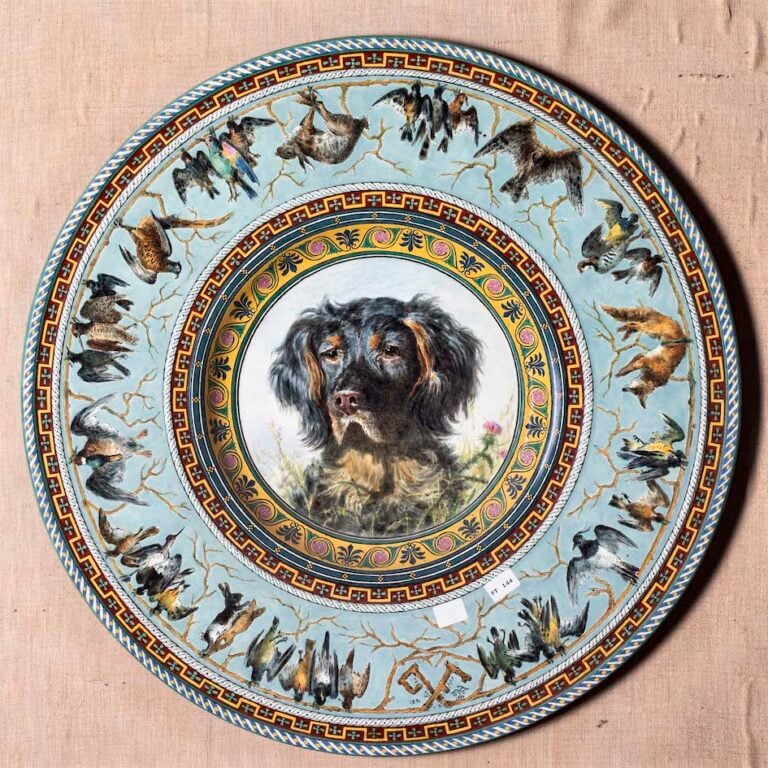 Filippo Palizzi (inv.)-Francesco Nagar (dip.) Grande piatto con cane e scene di caccia piccola. Maiolica, diam. 49 cm.Mai - Museo Artistico Industriale di Napoli