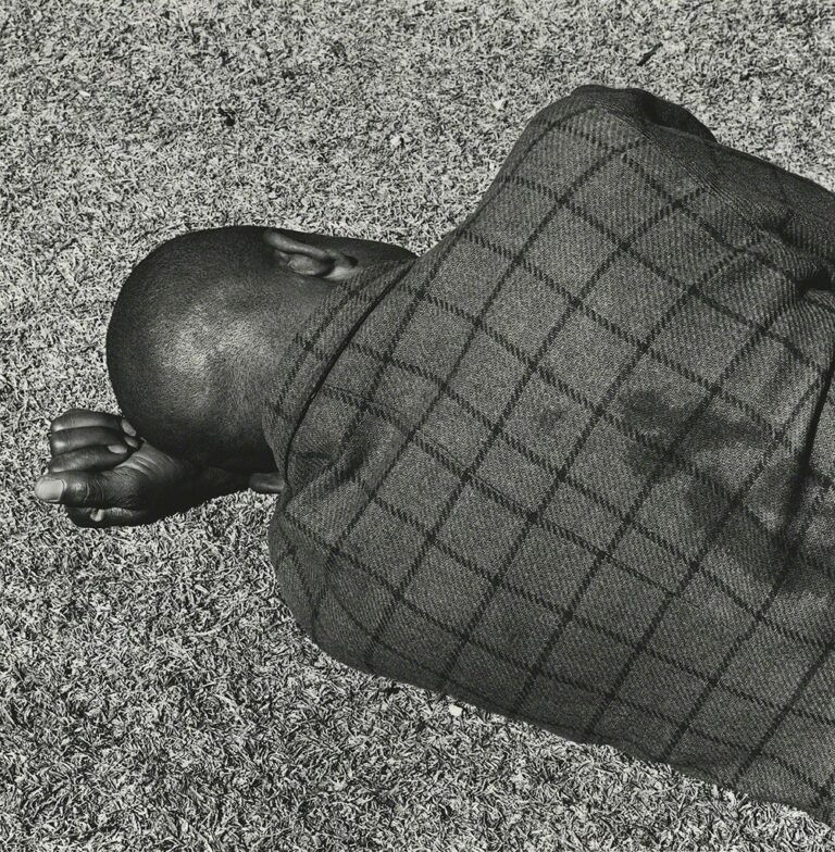 Man sleeping Joubert Park Johannesburg August 1975 Morto David Goldblatt, il fotografo che raccontò l’Apartheid. Un ricordo