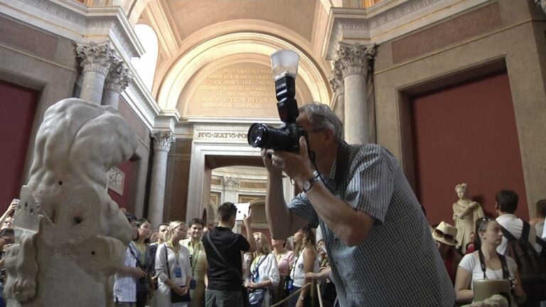 Martin Parr mentre lavora nel Museo Pio Clementino. Foto Alessandro Prinzivalle © Governatorato SCV – Direzione dei Musei