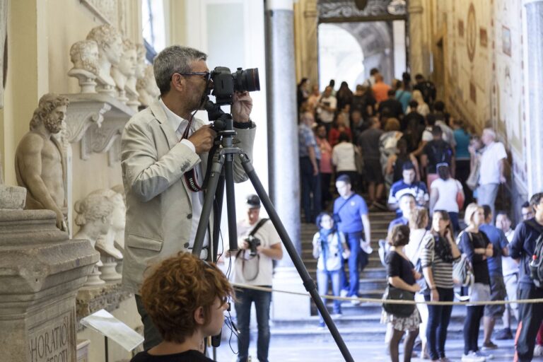 Massimo Siragusa mentre lavora nella Galleria Chiaramonti. Foto Alessandro Prinzivalle © Governatorato SCV – Direzione dei Musei