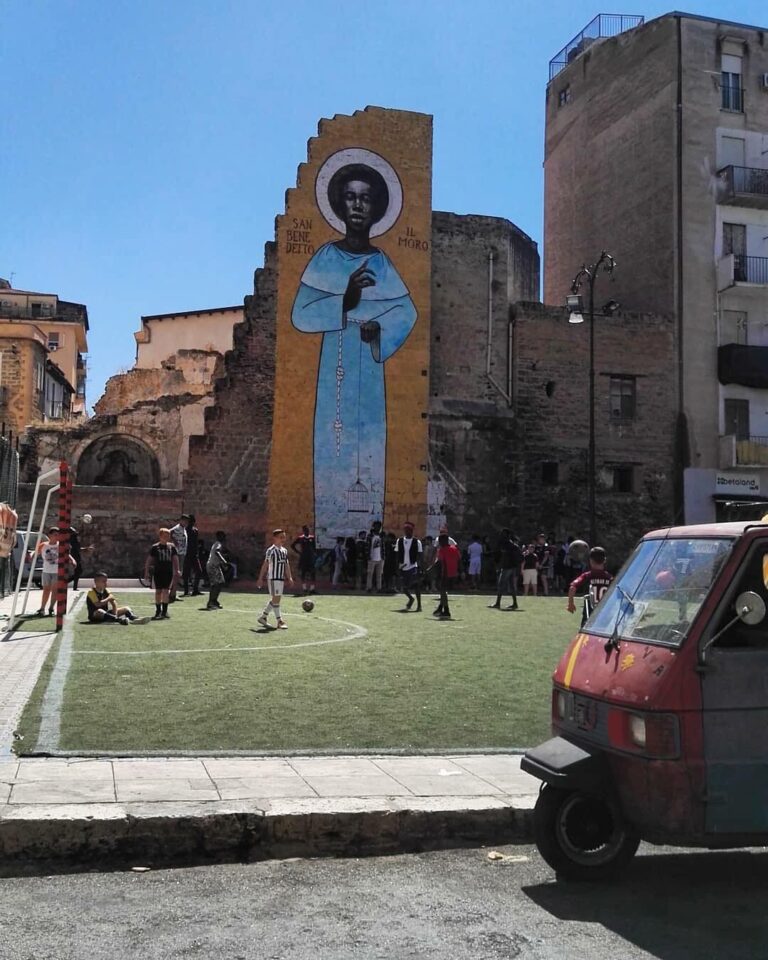 Palermo: murales, lambretta e calcetto multietnico