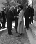 Peggy Guggenheim accoglie il Presidente Luigi Einaudi all’inaugurazione della mostra al padiglione greco, XXIV Biennale di Venezia, 1948. Solomon R. Guggenheim Foundation, Venice, photo Archivio Cameraphoto Epoche