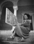 Peggy Guggenheim sulla gradinata del padiglione greco con Interno (1945, ubicazione sconosciuta) della figlia Pegeen Vail, XXIV Biennale di Venezia, 1948. Solomon R. Guggenheim Foundation, Venice, photo Archivio Cameraphoto Epoche