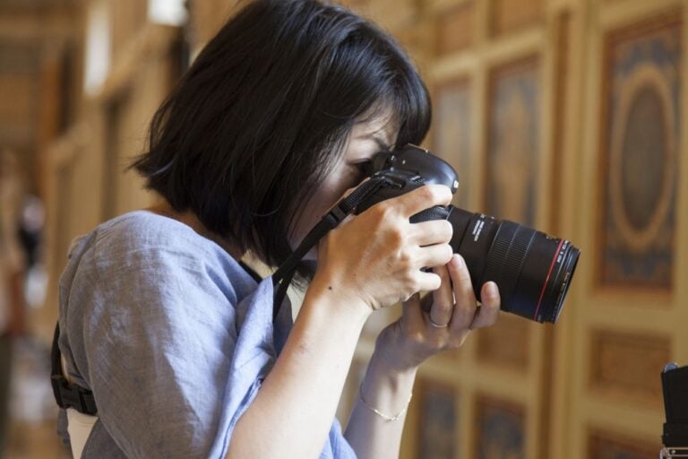 Rinko Kawauchi mentre lavora nella Galleria della Biblioteca. Foto Alessandro Prinzivalle © Governatorato SCV – Direzione dei Musei