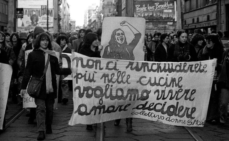 Roby Schirer, Manifestazione femminista. Collettivo donne Santa Marta, Milano 1976 © Roby Schirer