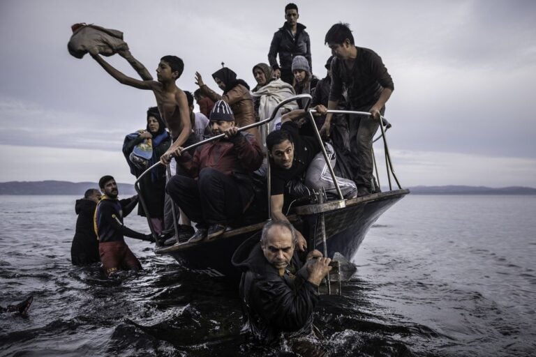 Sergey Ponomarev, Migrants arrive by a Turkish boat near the village of Skala, on the Greek island of Lesbos. Monday 16 November 2015, dalla serie Europe Migration Crisis, 2015 © Sergey Ponomarev, Prix Pictet 2017