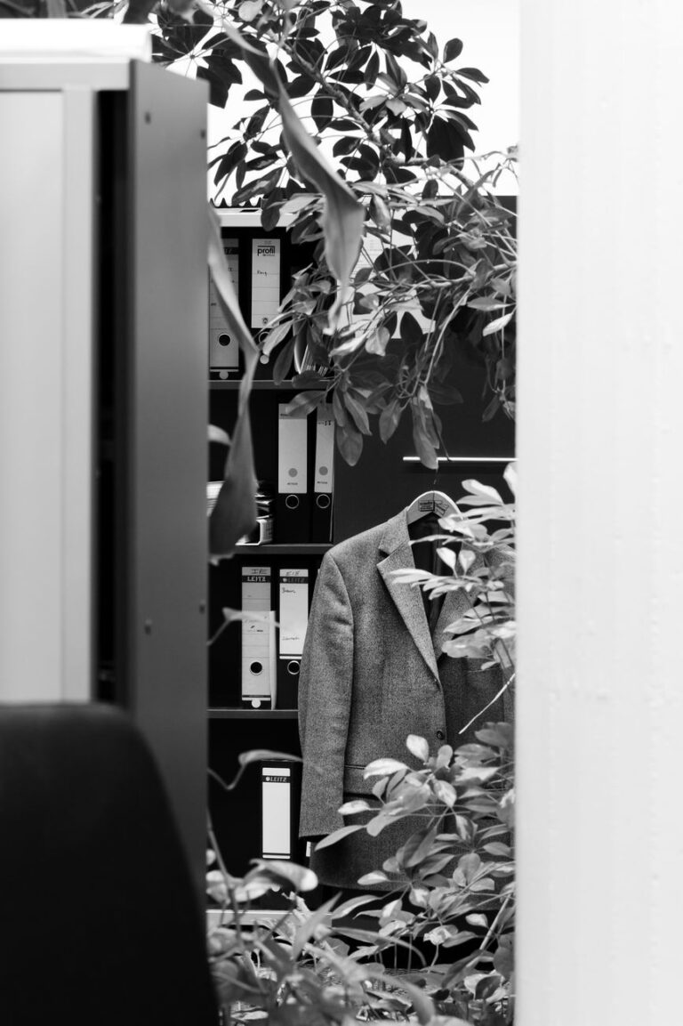 Saskia Groneberg, Untitled, dalla serie Büropflanze (office plant), 2012 © Saskia Groneberg, Prix Pictet 2017