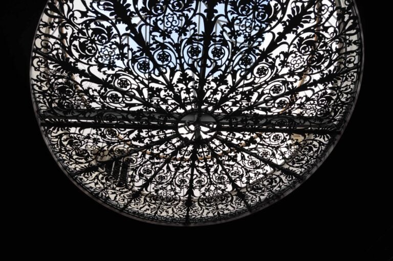 Soffitto delle scale Il lucernario 2 Riapre a Roma la stupenda Villa Blanc: ospiterà la Luiss Business School