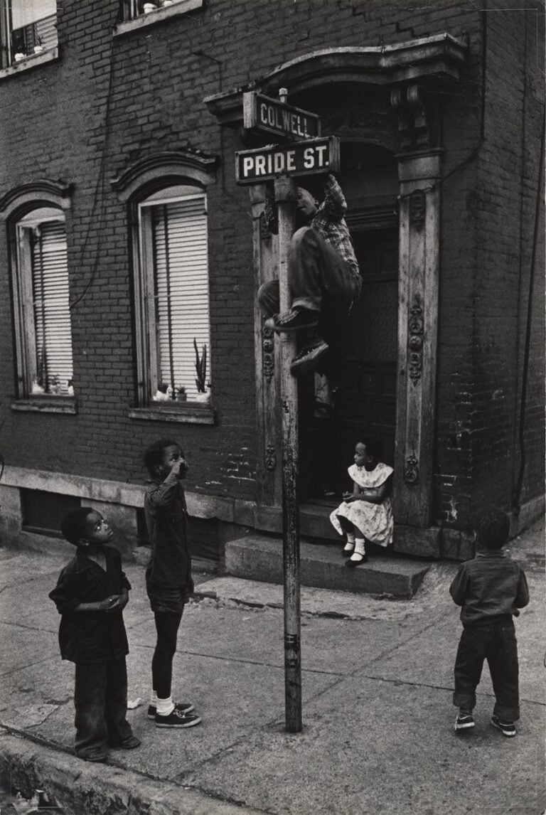 W. Eugene Smith, Bambini che giocano tra Colwell Street e Pride Street, Hill District, 1955-57. Carnegie Museum of Art, Pittsburgh, © W. Eugene Smith _ Magnum Photos