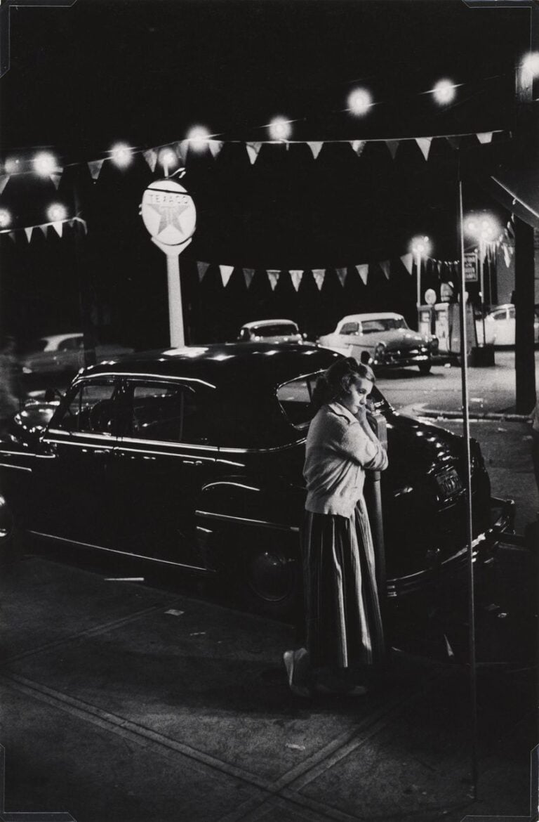 W. Eugene Smith, Ragazza accanto a un parchimetro, Carnevale della Camera di commercio di Shadyside, Walnut Street, 1955-57. Carnegie Museum of Art, Pittsburgh, © W. Eugene Smith _ Magnum Photos