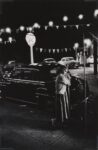 W. Eugene Smith, Ragazza accanto a un parchimetro, Carnevale della Camera di commercio di Shadyside, Walnut Street, 1955-57. Carnegie Museum of Art, Pittsburgh, © W. Eugene Smith _ Magnum Photos