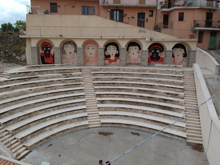 Vecinas, il murale multiculturale realizzato da Sara Fratini ad Amantea in Calabria. Il video