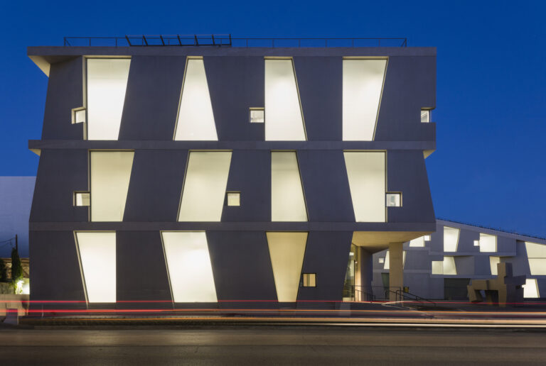 Night view of the Glassell School of Art by Steven Holl Architects, west elevation. Photograph © Richard Barnes