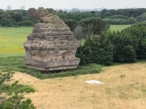 Installazioni d’arte contemporanea nel Parco Archeologico dell’Appia Antica a Roma. Le immagini