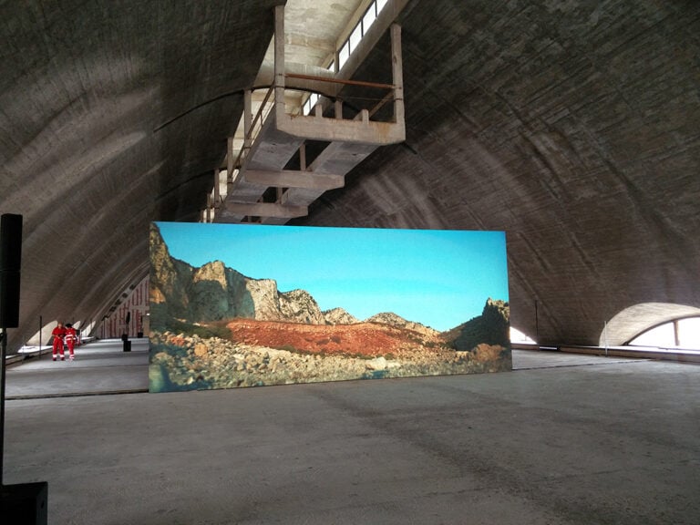 2 Trevisani installazione ex Montedison S M Angeli UniversoAssisi: l’installazione di Luca Trevisani riattiva l’architettura di Pier Luigi Nervi