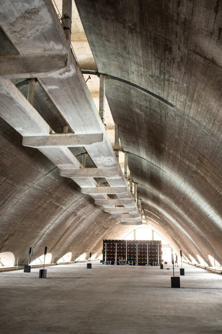 5 Trevisani installazione ex Montedison S M Angeli Assisi UniversoAssisi: l’installazione di Luca Trevisani riattiva l’architettura di Pier Luigi Nervi