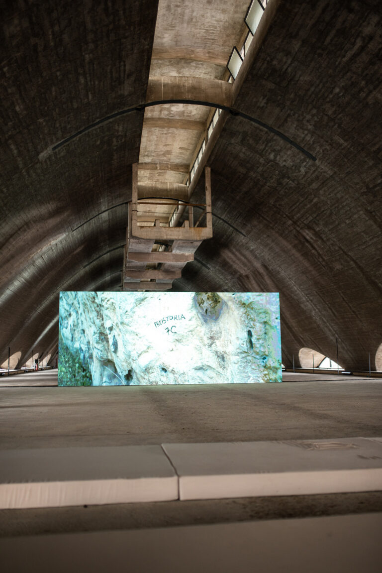 6 Trevisani installazione ex Montedison S M Angeli Assisi UniversoAssisi: l’installazione di Luca Trevisani riattiva l’architettura di Pier Luigi Nervi