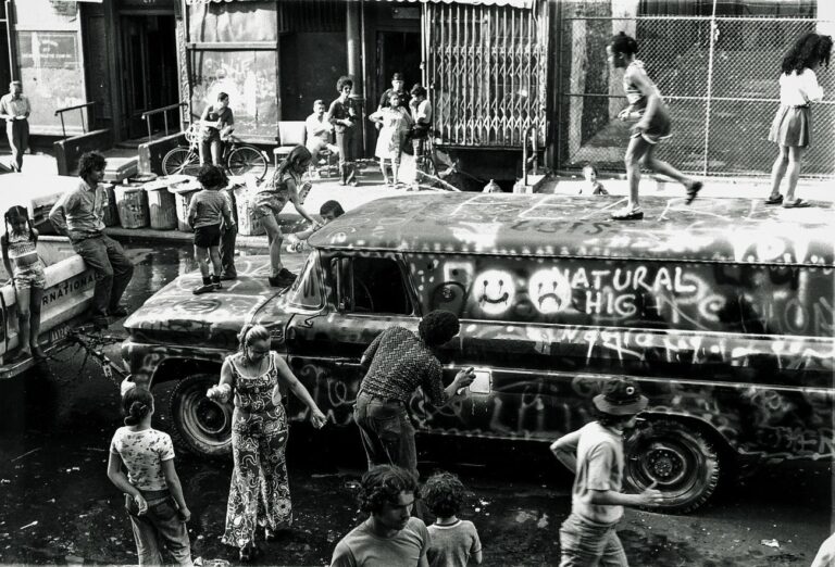 Abitanti del Bronx che dipingono il Graffiti Truck di Gordon Matta-Clark, giugno 1973. Courtesy The Estate of Gordon Matta-Clark e David Zwirner © 2018 The Estate of Gordon Matta-Clark - ADAGP, Parigi