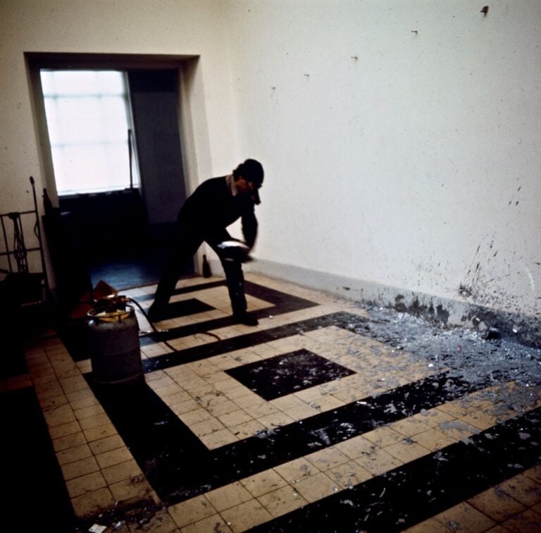 Balthasar Burkhard, Untitled (Richard Serra, Splash Piece). Allestimento della mostra When Attitudes Become Form, Berna, 1969 © J. Paul Getty Trust. Getty Research Institute, Los Angeles