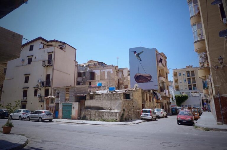 Ballarò, il murale di Andrea Buglisi tra vecchie case