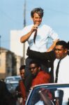 Bill Eppridge, Campagna del senatore Robert Kennedy alla vigilia delle primarie, Watts Section, Los Angeles © Courtesy Monroe Gallery of Photography