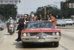 Bill Eppridge, Campagna elettorale di Bobby Kennedy con l’ex pugile Tony Zale e le star della N.F.L. Lamar Lundy, Rosey Grier e Deacon Jones, Indiana, 1968 © Bill Eppridge